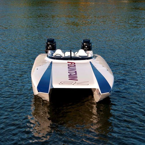 Lancha de proa aberta catamarã - 32 THUNDER - Fountain Powerboats - com motor de popa / bimotor / com console dupla