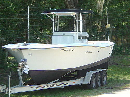 Lancha de console central com motor de centro - 26' Sport Fish - Newton Boats - a diesel / de pesca esportiva / em fibra de vidro