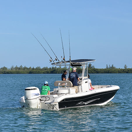 Bay boat com motor de popa - 23 ULTRA - Carolina Skiff - com console central / de pesca esportiva / com T-Top
