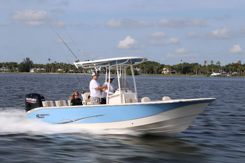 Bay boat com motor de popa - 24 ULTRA - Carolina Skiff - com console central / de pesca esportiva / máx. 16 pessoas