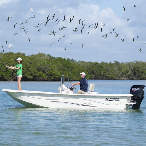 Lancha de console central com motor de popa - 218 DLV - Carolina Skiff - de pesca esportiva / máx. 14 pessoas