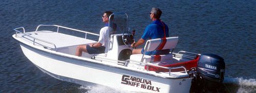 Bay boat com motor de popa - 16 DLX - Carolina Skiff - com console central / de pesca esportiva / máx. 6 pessoas