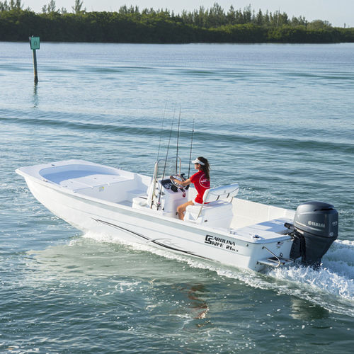 Bay boat com motor de popa - 21 DLX - Carolina Skiff - com console central / de pesca esportiva / máx. 16 pessoas