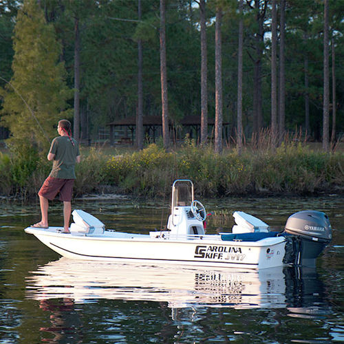 Bay boat com motor de popa - 17 JV CC - Carolina Skiff - com console central / de pesca esportiva / máx. 4 pessoas