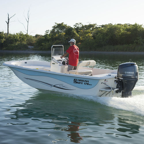 Bay boat com motor de popa - 238 DLV - Carolina Skiff - com console central / de pesca esportiva / com T-Top