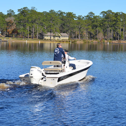 Bay boat com motor de popa - 178 JLS - Carolina Skiff - com console central / open / de pesca esportiva