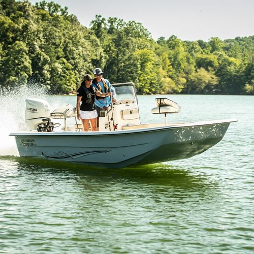 Bay boat com motor de popa - 19 SWS - Carolina Skiff - com console central / open / de pesca