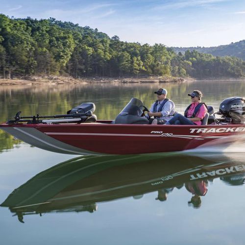 Bass boat com motor de popa - PRO 170 - Tracker - com console lateral / de pesca esportiva / em alumínio