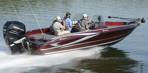 Bay boat com motor de popa - 216 FISHUNTER - Triton Boats - com console dupla / de pesca esportiva