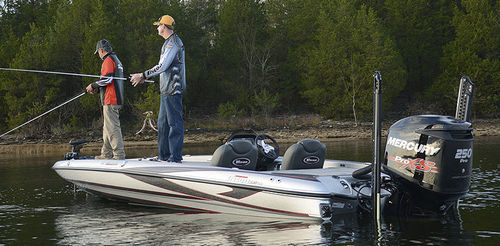 Bass boat com motor de popa - 21 TRX PATRIOT - Triton Boats - com console lateral / de pesca esportiva