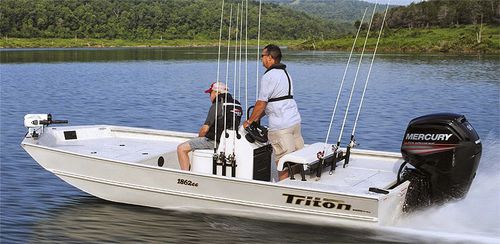 Jon boat com motor de popa - 1862 CC BAY - Triton Boats - com console central / de pesca esportiva / em alumínio