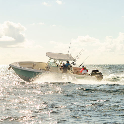 Lancha de console central com motor de popa - 290 CC - Sailfish - bimotor / com casco escalonado / de pesca