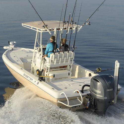 Bay boat com motor de popa - SX240 - Skeeter - com console central / de pesca esportiva / máx. 8 pessoas