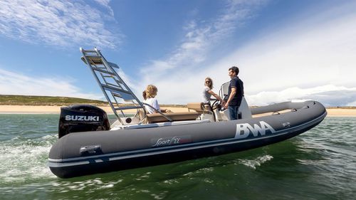 Barco inflável com motor de popa - 22 GTO - BWA - semirrígido / open / com console central