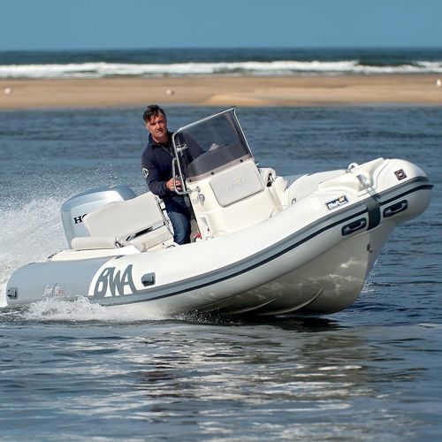 Barco inflável com motor de popa - 19 GT  - BWA - semirrígido / open / com console central