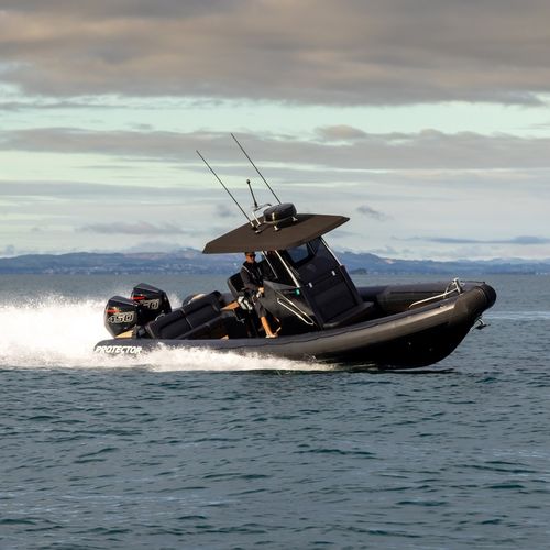 Barco inflável com motor de popa - 330 CHASE - Protector - bimotor / de casco rígido (RIB) / com console central