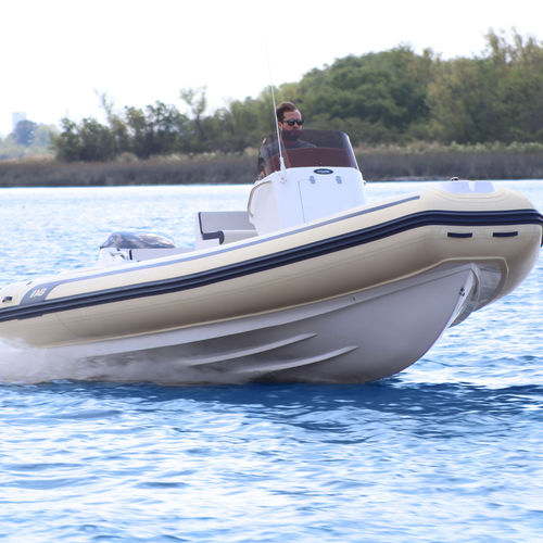 Barco inflável com motor de popa - 21 VST - AB Inflatables - semirrígido / open / com console central