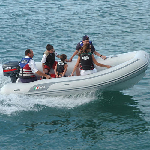 Barco inflável com motor de popa - 13 AL - AB Inflatables - semirrígido / open / em alumínio