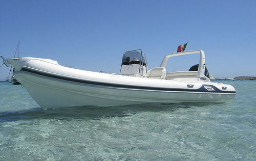 Barco inflável com motor de popa - twentytwo - Mar.co - de casco rígido (RIB) / com console central / open
