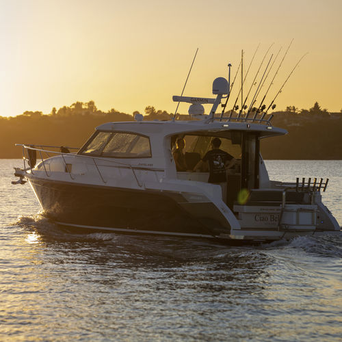 Lancha Express Cruiser com motor de centro - 3500 - Rayglass Boats - bimotor / com hard-top / com cockpit fechado