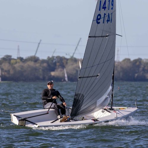 Barco de vela ligeira individual - Phantom - Ovington - de regata / catboat