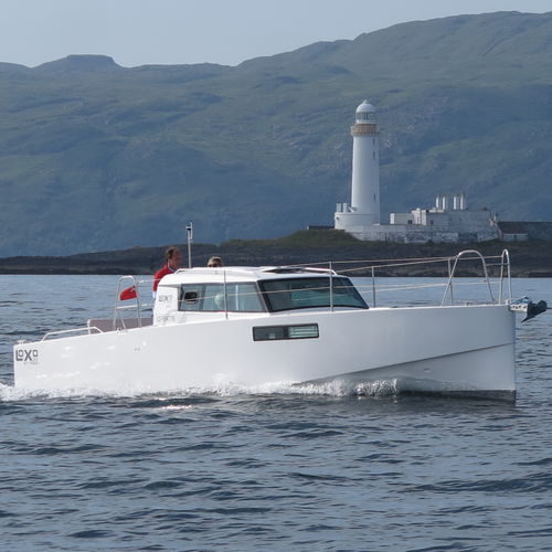 Lancha Express Cruiser com motor de centro - Loxo 32 - POGO STRUCTURES - a diesel / elétrica / bimotor
