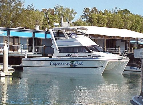 Lancha Express Cruiser catamarã - 4400 FLYBRIDGE EXT.CABIN - Noosa Cat Australia - com motor de centro / a diesel / com flybridge