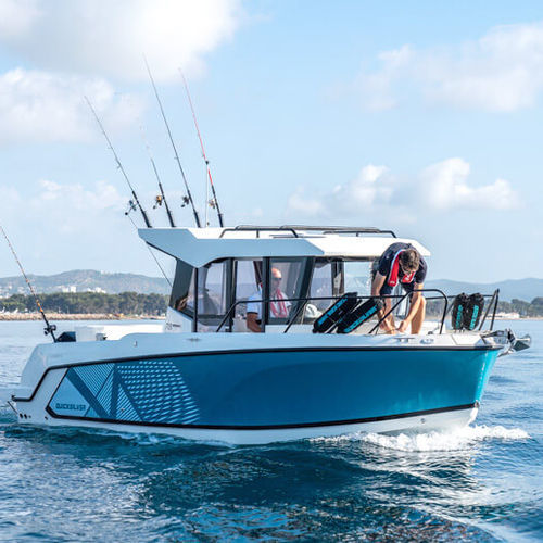 Barco de pesca-passeio com motor de popa - 705 Pilothouse - Quicksilver Boats - a diesel / com casa do leme / máx. 7 pessoas
