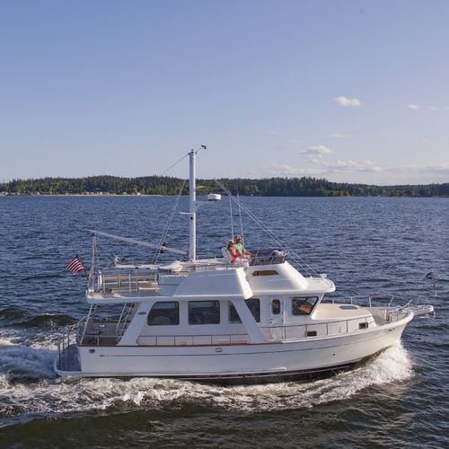 Trawler com motor de centro - Selene 42 Voyager Sedan - Selene - com flybridge / 2 cabines