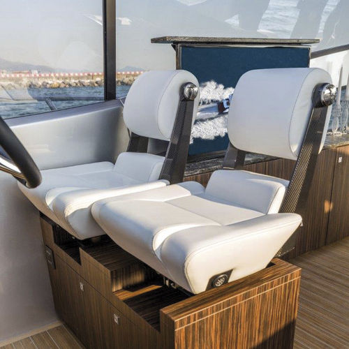 Assento de piloto - P 451 Flybridge - Besenzoni SpA - para barco / ajustável / elétrico