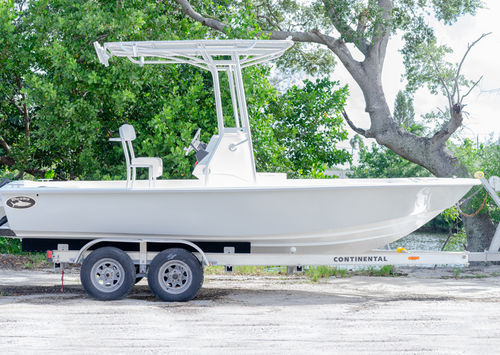 Bay boat com motor de popa - 218 - Dusky Marine - com console central / open / de pesca esportiva