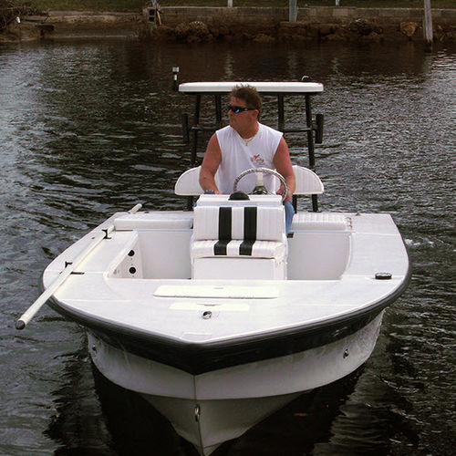 Barco flat com motor de popa - 18 - Dusky Marine - de pesca esportiva