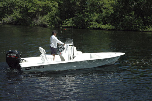 Bay boat com motor de popa - 18R BAY - Dusky Marine - com console central / de pesca esportiva