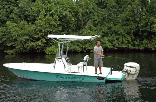 Bay boat com motor de popa - 218 RL - Dusky Marine - com console central / de pesca esportiva