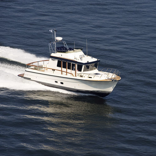 Lancha Express Cruiser com motor de centro - 37 - Targa - bimotor / com flybridge / clássica