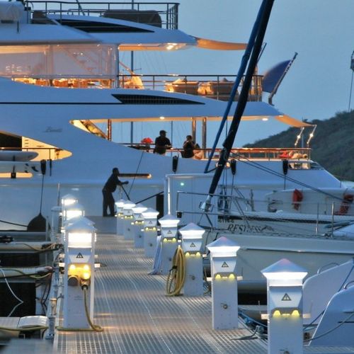 Torre com iluminação embutida - Poralu Marine - de distribuição elétrica / de distribuição de água / para píer