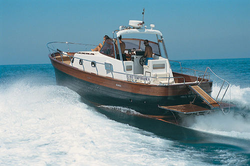 Lancha Express Cruiser com motor de centro - SUPER CORALLO 37 - CO.ME.NA - open / clássica