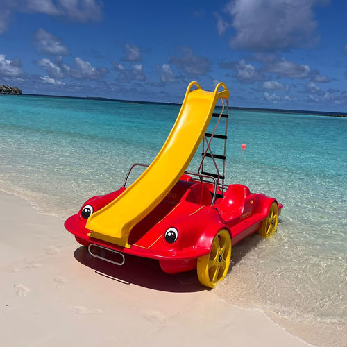 Pedalinho de 5 lugares - HidroPorsche - AVENTURAS AQUATICAS - LA NORIA - em polietileno / amarelo / vermelho
