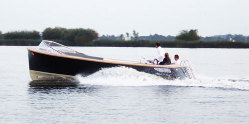 Barco de apoio para iate com motor de centro - 800 - Moonday Yachts - monomotor / com console central / open