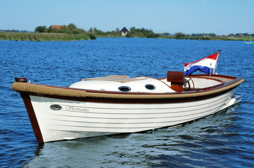 Lancha Express Cruiser com motor de centro - 34 HTR  - Moonday Yachts - open / fluvial / com cabine