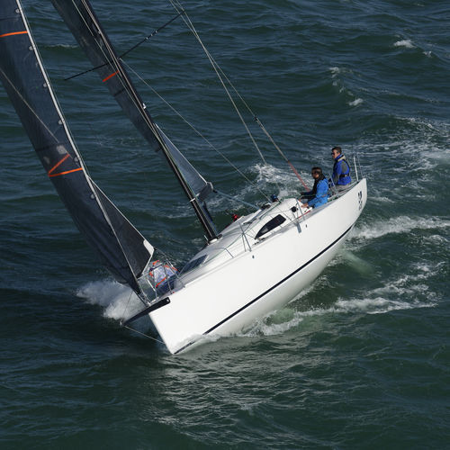 Veleiro de cruzeiro e regata - J99  - J Composites / J Boats - de regata / esportivo com quilha / motorsailer