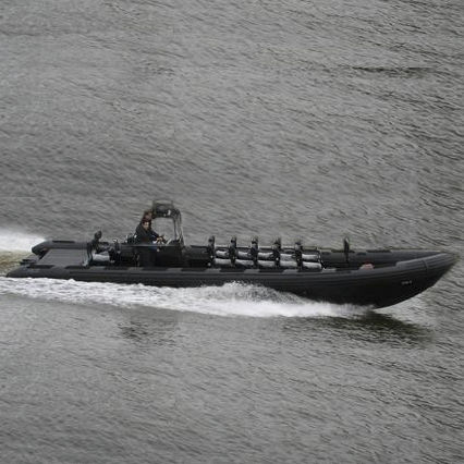 Barco profissional com motor de centro - MR-1000 COMMANDO - Madera Ribs - barco inflável semirrígido