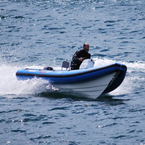 Barco inflável com motor de popa - F-10 - Veryslenderrib - de casco rígido (RIB) / com console central / open