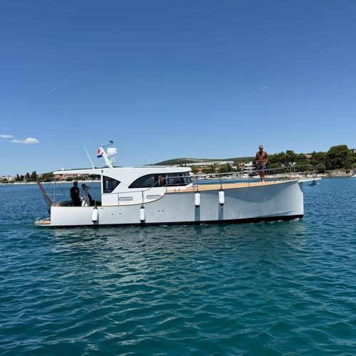 Lancha Express Cruiser com motor de centro - Power 39 - Enavigo Yachts - com hard-top / em madeira / 2 cabines