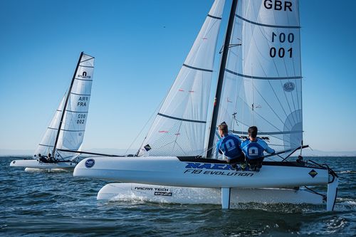 Catamarã esportivo de regata - F18 Evolution - Nacra Sailing - para dois tripulantes / com dois trapézios / Formula 18