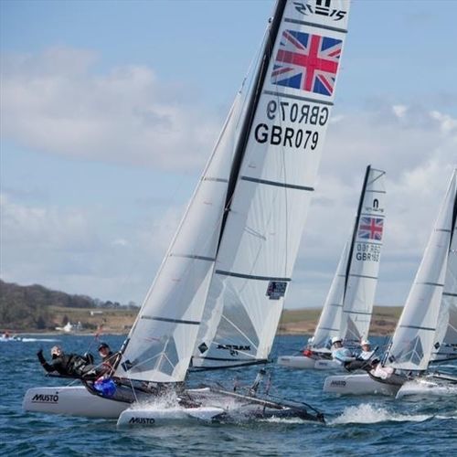 Catamarã esportivo com hidrofólio - 15 Olympic - Nacra Sailing - individual / com dois trapézios / em PRFV