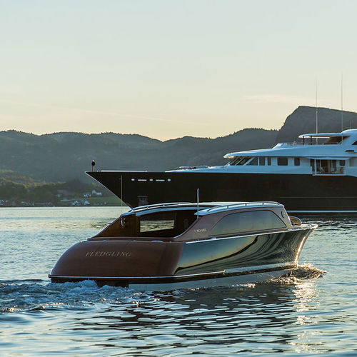 Lancha de proa aberta com motor de centro - 8.5 LIMOUSINE  - Hodgdon Yachts - open / com console central / com cabine