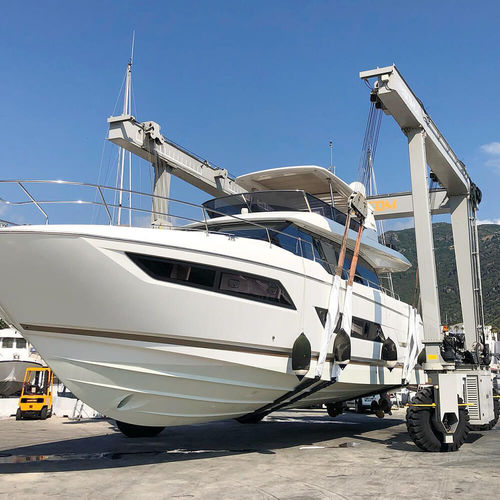 Travel lift controlado remotamente - BHT 60 - ABI TRAILERS - em forma de U / com tração às quatro rodas / elétrico