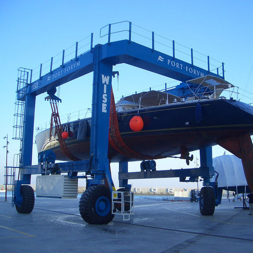 Travel lift com tração às quatro rodas - Wise Boat Hoists - de largura ajustável