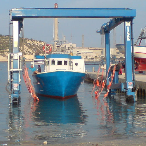 Travel lift com tração às quatro rodas - Wise Boat Hoists - anfíbio